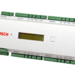 Ein elektronisches Gerät von Bosch mit einem kleinen Display und mehreren Anschlussklemmen.