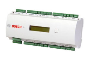 Ein elektronisches Gerät von Bosch mit einem kleinen Display und mehreren Anschlussklemmen.