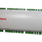 Ein weißes elektrisches Gerät von Bosch, mit grünen Anschlussklemmen an den Seiten.