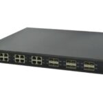 Ein Netzwerk-Switch mit mehreren Ethernet-Ports und SFP-Ports in einem schwarzen Gehäuse.