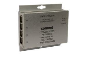 Ein silberner Netzwerk-Switch von Comnet mit vier Ethernet-Ports an der Seite und einer Beschriftung, die das Modell CNGE4TX4US/M und Kontaktinformationen zeigt.