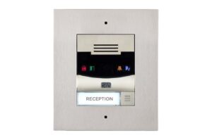 Intercom-Anlage mit Edelstahlplatte und der Aufschrift "RECEPTION".