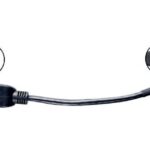 Ein schwarzes Kabel mit zwei Steckverbindern, einem RJ45-Anschluss und einem weißen Buchsenstecker.