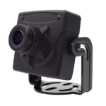 Eine kleine, schwarze Überwachungskamera mit Halterung.