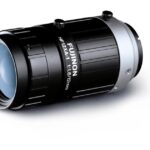 Objektiv von Fujinon HF12XA-1, 12 mm, schwarzes Gehäuse, mit silbernem Anschlussring, auf weißem Hintergrund.