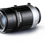 Ein schwarzes Fujinon HF16XA-1 Objektiv mit silbernen Akzenten und blauer Linse.