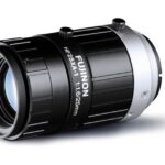 Fujinon HF25XA-1 Objektiv mit einer Brennweite von 25 mm und einem Verhältnis von 1:1,6, in Schwarz und Silber.