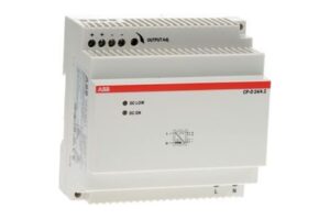 Ein weißes elektrisches Gerät von ABB mit einem roten Streifen, mehreren Anschlussklemmen und den Bezeichnungen DC LOW und DC ON.
