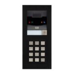 Eine schwarze Gegensprechanlage mit Tastenfeld und Lautsprecher.