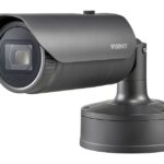 Eine graue Überwachungskamera der Marke Wisenet mit modernem, wetterfestem Gehäuse.