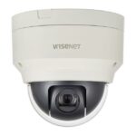 Eine Überwachungskamera, Modell "Wisenet", in einem weißen Gehäuse.