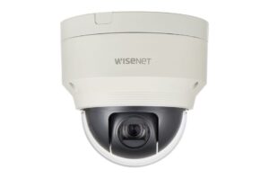 Eine Überwachungskamera, Modell "Wisenet", in einem weißen Gehäuse.