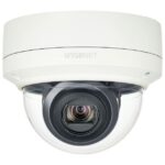 Sicherheitskamera mit der Aufschrift "WISENET" auf weißem Gehäuse.