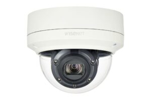 Überwachungskamera der Marke WISENET in weißem Gehäuse.