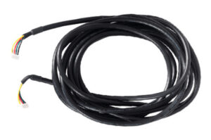 Schwarzes Kabel mit farbigen Drähten an beiden Enden.