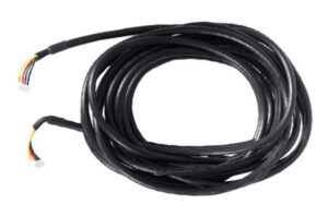 Ein langes, aufgerolltes schwarzes Kabel mit mehreren farbigen Drähten an den Enden.
