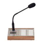 Ein Tischmikrofon mit modernem Design, gebogenem Hals und Holzsockel.