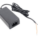 Ein schwarzes Netzteil mit offenem Kabelende.