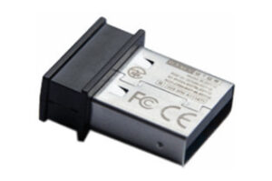Ein kleiner schwarzer und silberner USB-Dongle mit CE- und FCC-Zertifizierungssymbolen auf der Oberfläche.