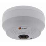 Eine weiße, runde Sicherheitskamera der Marke Eneo, an der Decke montiert.