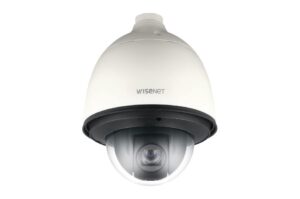 Überwachungskamera mit Dome-Design und der Aufschrift "Wisenet".