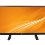 Ein schwarzer Monitor mit orangem Bildschirmhintergrund und weißem Logo von Eneo unten mittig.