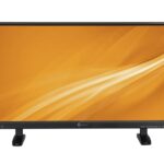 Ein Computerbildschirm mit schwarzem Rahmen und orangefarbenem Hintergrund, auf einem Ständer montiert.