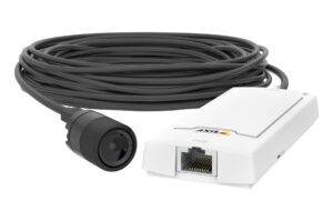 Kompakte Überwachungskamera mit langem Verbindungskabel und weißem Gehäuse mit Ethernet-Anschluss, geeignet für PoE-Technologie.