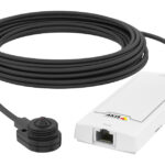 Ein kompakter Sensor mit langem Kabel verbunden mit einem rechteckigen, weißen Gerät mit Netzwerkanschluss.