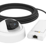 Kompakte weiße Sicherheitskamera mit zugehörigem Steuergerät und langem Kabel.