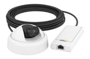 Kompakte weiße Sicherheitskamera mit zugehörigem Steuergerät und langem Kabel.