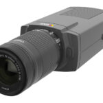 Eine Überwachungskamera mit einem angebrachten Canon-Zoomobjektiv.