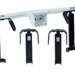 Ein Deckenträger aus Metall mit mehreren Armen und zwei zusätzlichen Metallteilen.