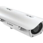 Ein weißes Bosch CCTV-Sicherheitskameragehäuse mit abgerundetem Design und Befestigungselementen.