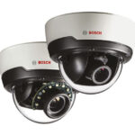 Zwei Bosch-Überwachungskameras mit halbrunder Abdeckung und sichtbarem Objektiv.
