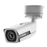 Überwachungskamera von Bosch auf einer Wandhalterung montiert.