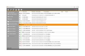 Screenshot eines Softwarefensters namens "eneo Site Manager 3.5" mit einer Liste von Geräten, die Geräteinformationen wie Modell, IPv4-Adresse, MAC-Adresse und Firmware-Version anzeigen. Links befinden sich verschiedene Funktionsoptionen wie "Open Webinterface" und "Firmware Update".