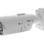 Eine weiße Überwachungskamera von eneo, montiert an einer Wandhalterung.