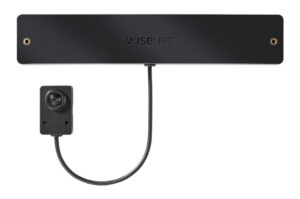 Eine schwarze Wisenet-Kamera mit rechteckigem Modul und angeschlossenem Kameramodul über ein Kabel.