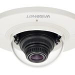 Eine weiße Wisenet-Überwachungskamera mit Kuppelgehäuse.