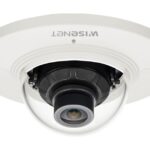 Überwachungskamera von Wisenet, weißes Kameragehäuse mit schwarzem Objektiv, an der Decke montiert.