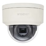 Weiße Überwachungskamera von Wisenet, montiert in einer Kuppel.