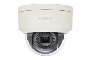 Weiße Überwachungskamera von Wisenet, montiert in einer Kuppel.