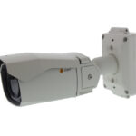 Eine weiße Überwachungskamera von eneo mit Wandhalterung.