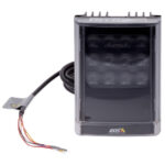 Ein elektronisches Gerät von Axis Communications mit Kabel und offenliegenden Drähten.