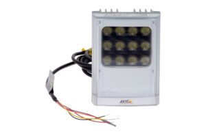 Außenstrahler mit klarer Abdeckung und mehreren LED-Einheiten, Kabel angeschlossen.