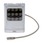 Ein rechteckiger LED-Strahler von Axis Communications mit Ethernet-Kabel.