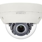 Eine Überwachungskamera der Marke WISENET in Nahaufnahme.
