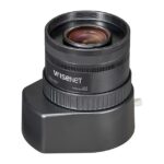 Eine schwarze Wisenet-Kameraobjektiv mit Beschriftung, montiert auf einem Sockel.