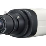 Eine schwarze und weiße Überwachungskamera mit der Aufschrift "Wisenet" auf der Seite.